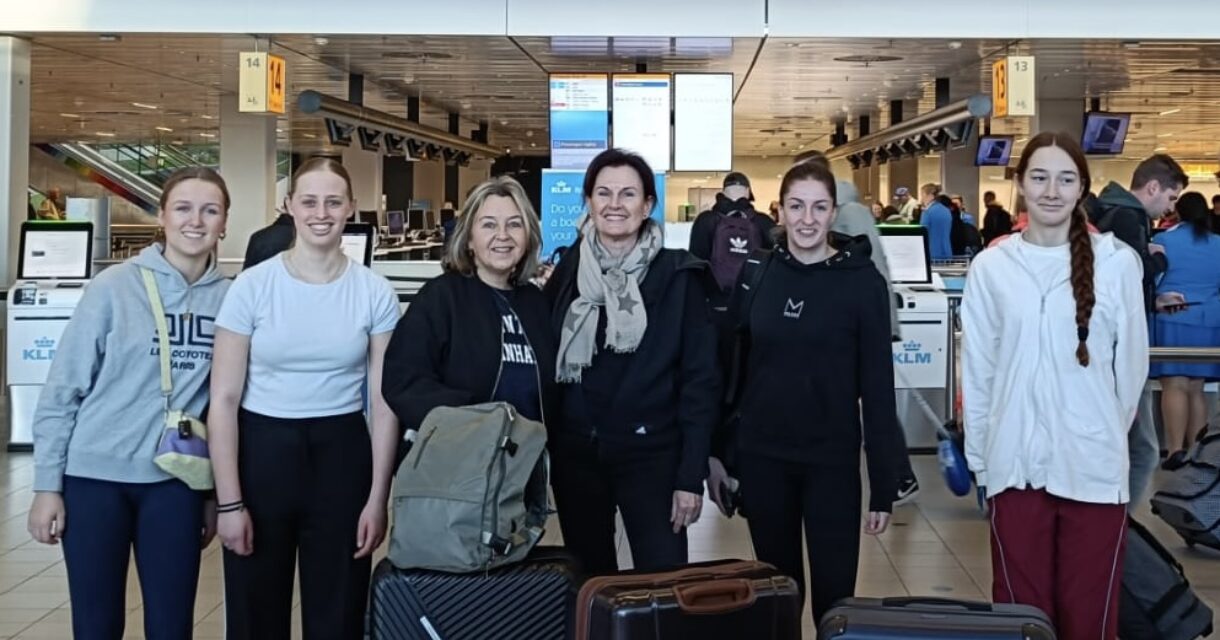 Leerlingen op Schiphol op weg naar India