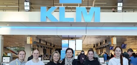 Leerlingen op Schiphol op weg naar India